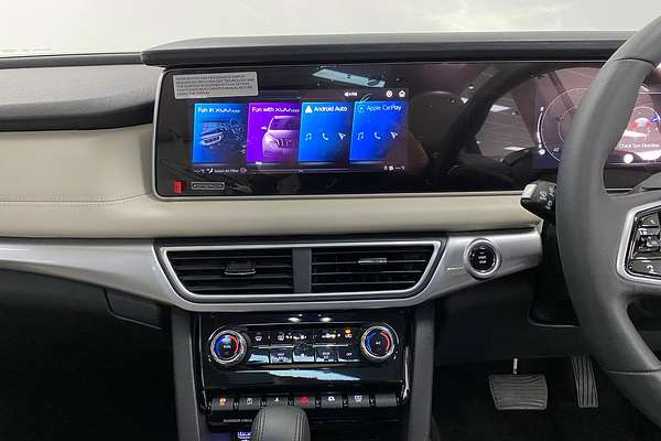 2024 Mahindra XUV700 AX7L
