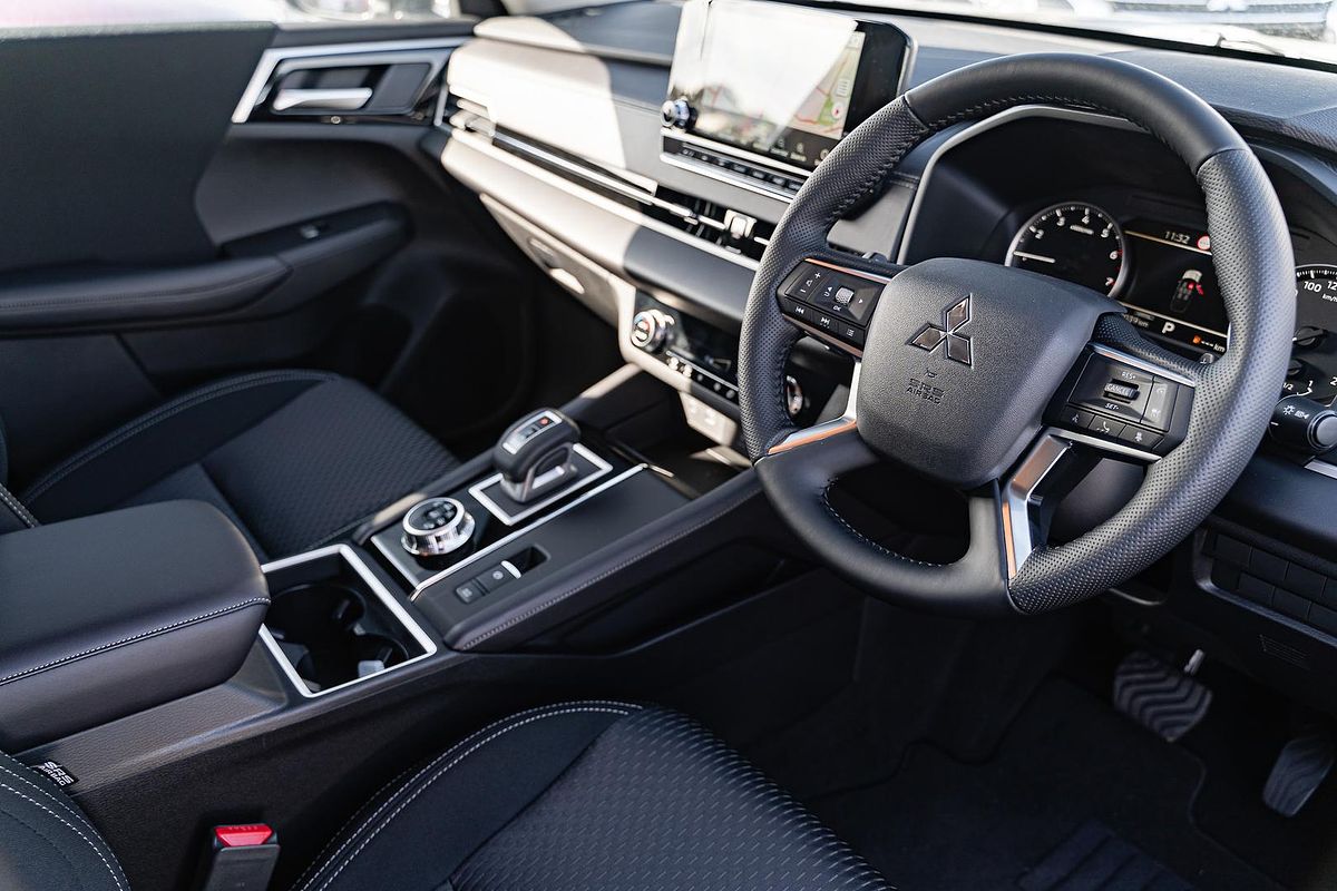 2024 Mitsubishi Outlander LS ZM