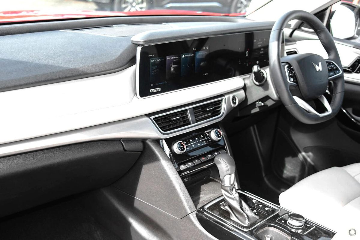 2024 Mahindra XUV700 AX7L