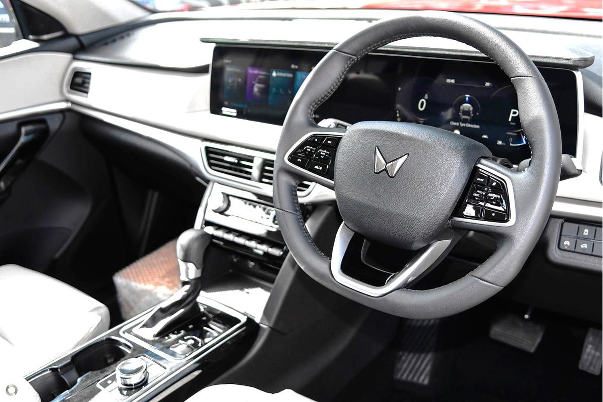 2024 Mahindra XUV700 AX7L