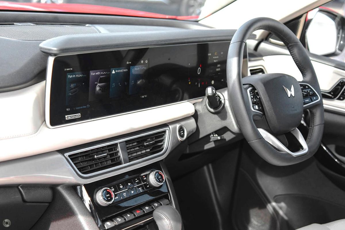 2024 Mahindra XUV700 AX7L