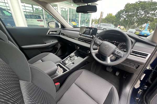 2024 Mitsubishi Outlander LS ZM
