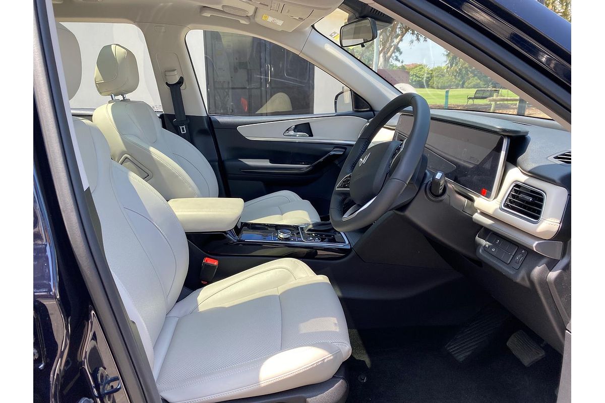 2024 Mahindra XUV700 AX7L