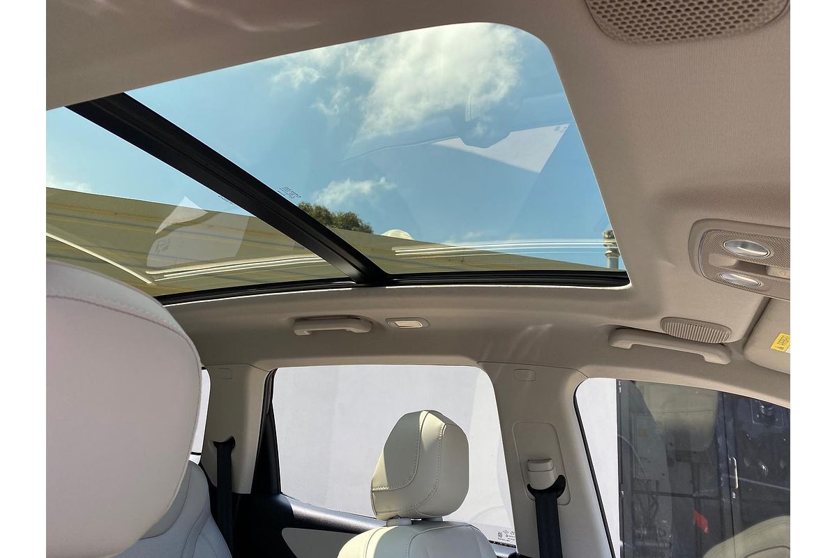 2024 Mahindra XUV700 AX7L
