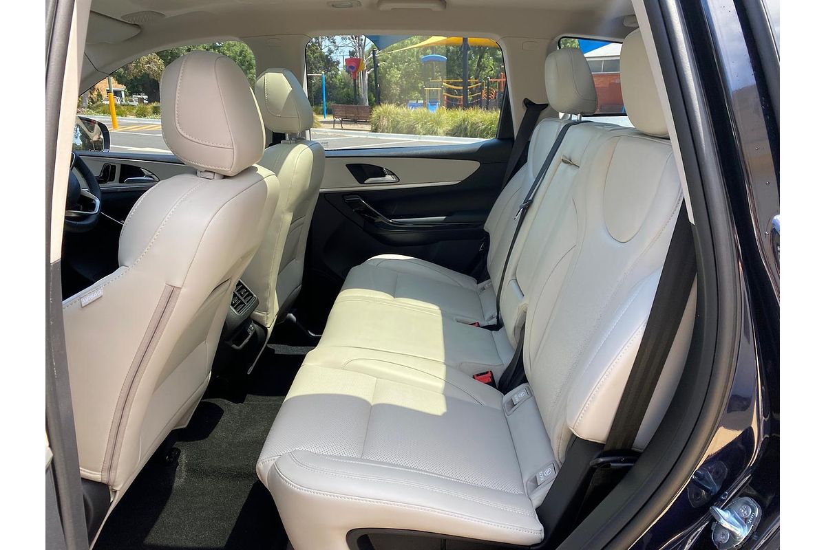 2024 Mahindra XUV700 AX7L