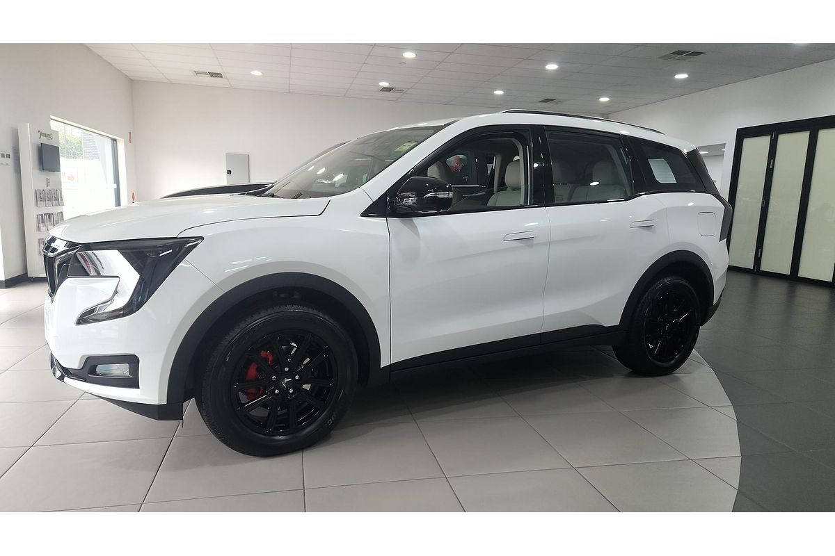 2024 Mahindra XUV700 AX7L