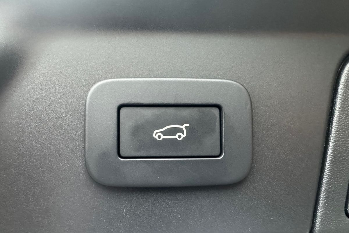 2023 Land Rover Range Rover Velar P250 Dynamic SE L560
