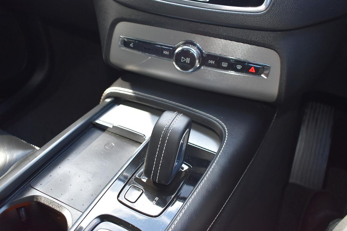 2021 Volvo XC90 B6 R-Design