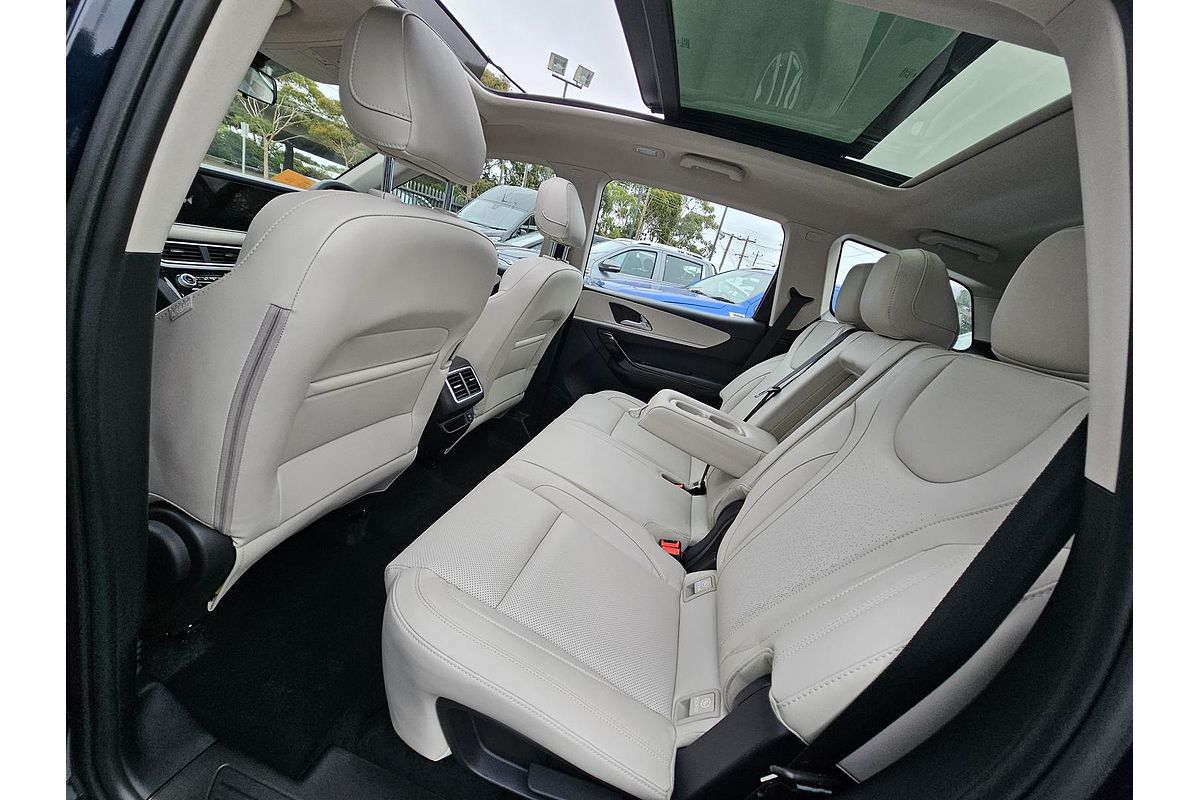 2024 Mahindra XUV700 AX7