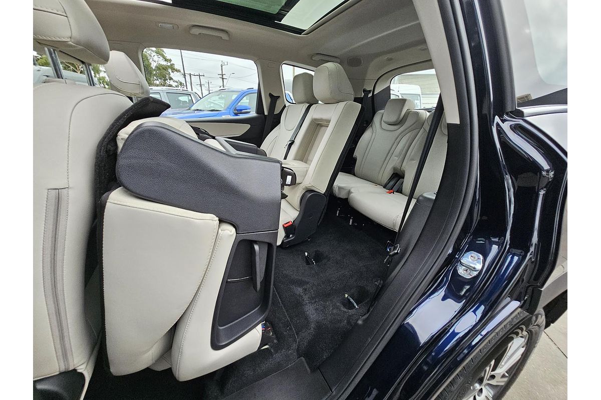 2024 Mahindra XUV700 AX7