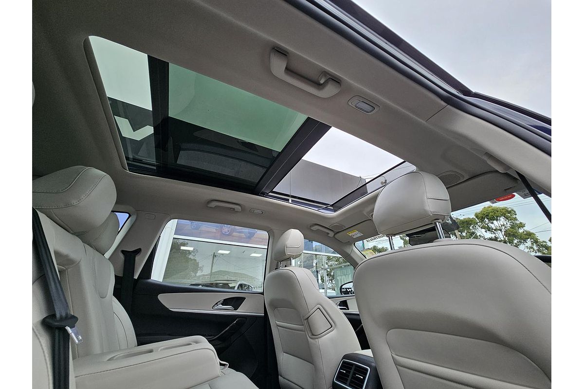 2024 Mahindra XUV700 AX7