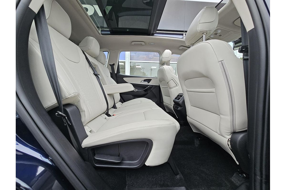 2024 Mahindra XUV700 AX7