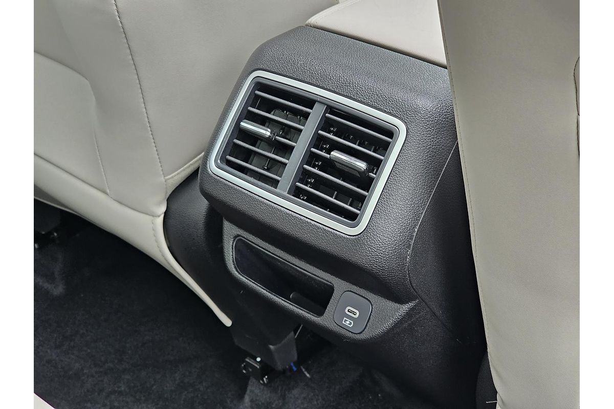 2024 Mahindra XUV700 AX7