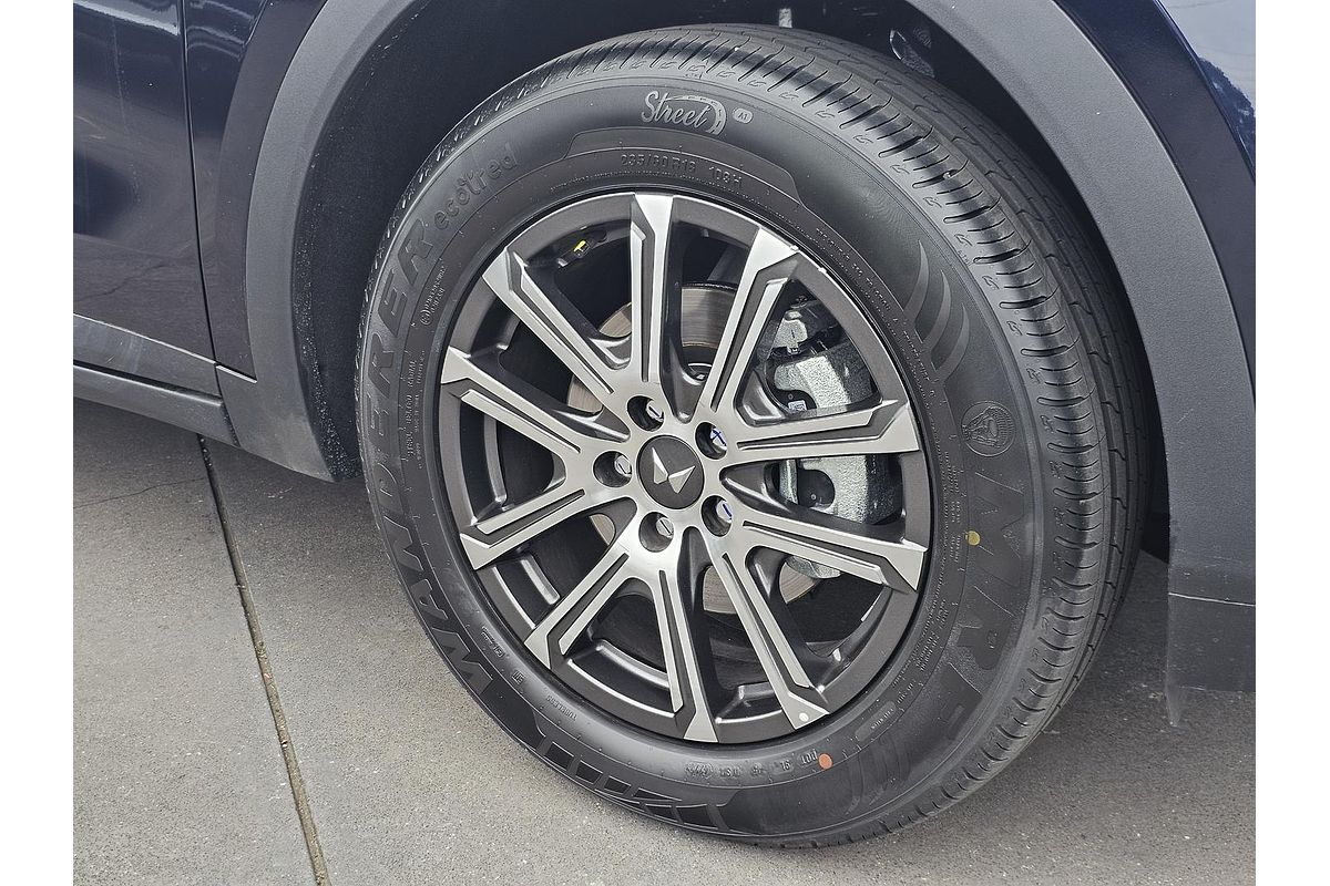 2024 Mahindra XUV700 AX7