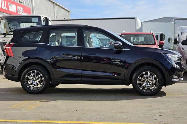 2024 Mahindra XUV700 AX7L