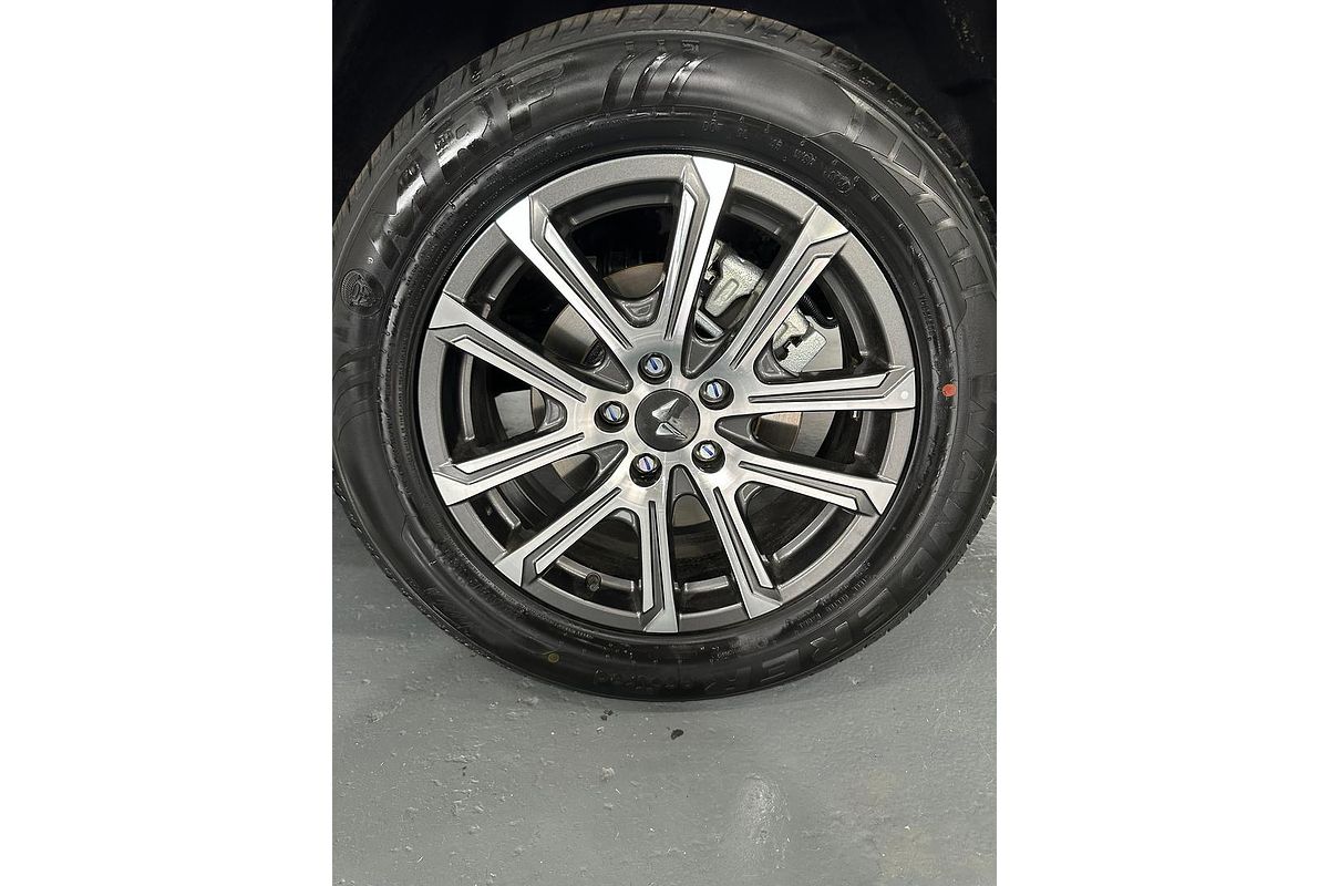 2024 Mahindra XUV700 AX7L