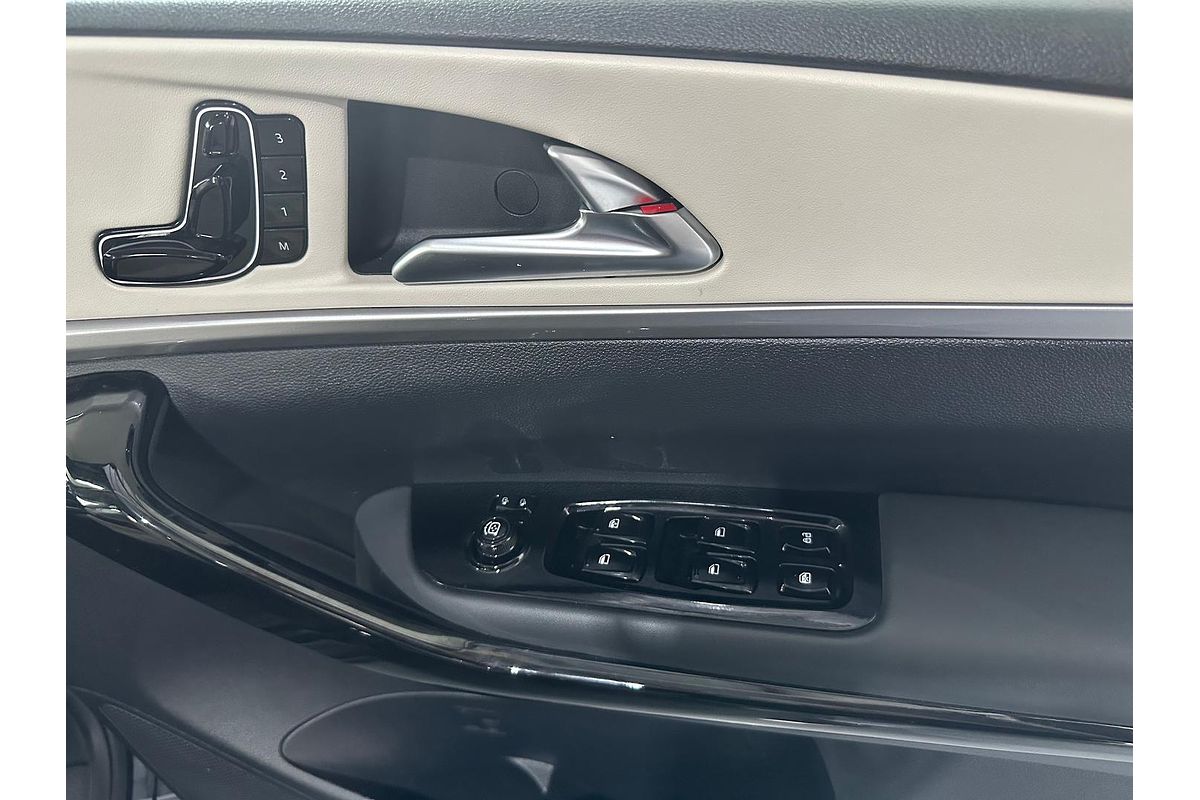 2024 Mahindra XUV700 AX7L