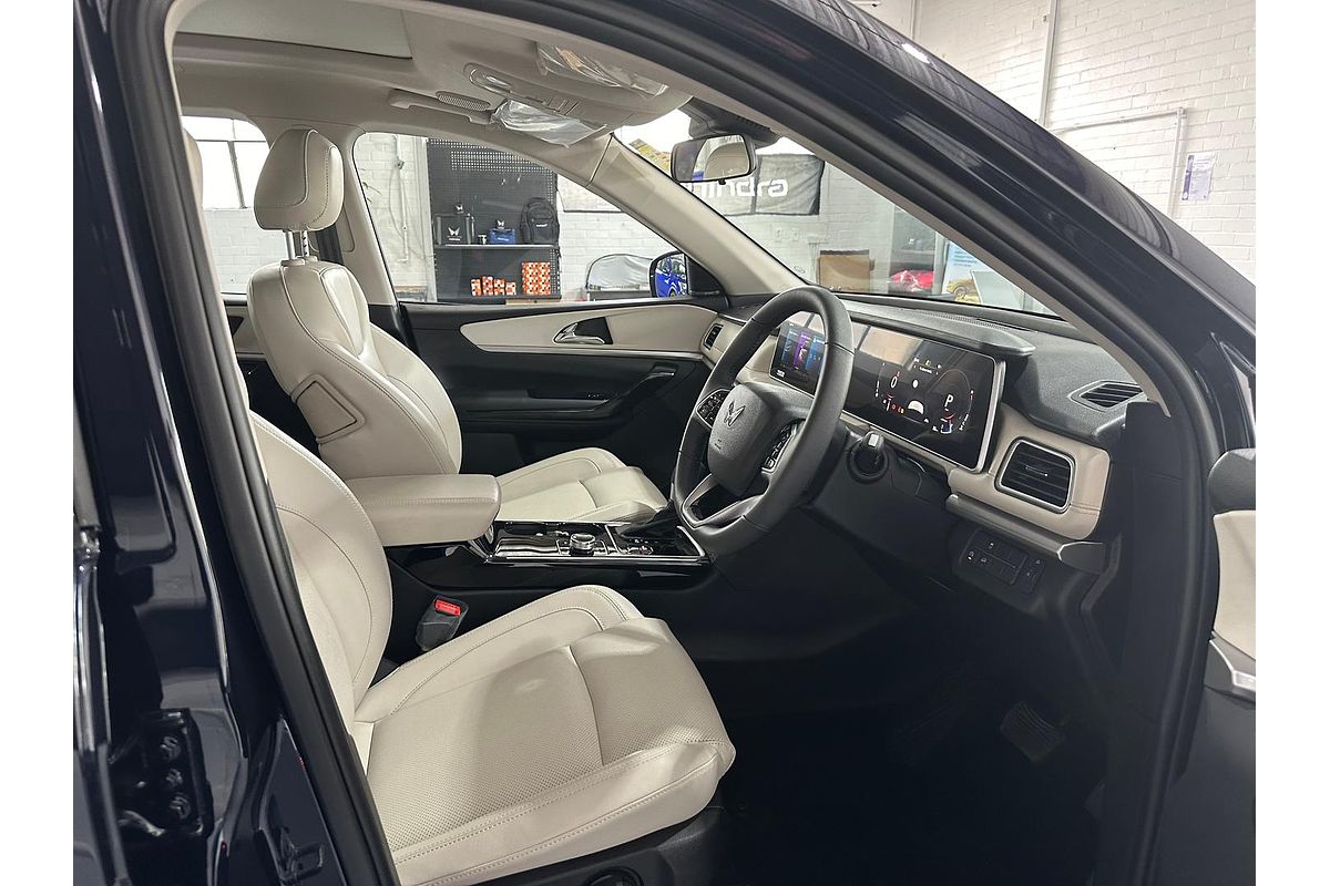 2024 Mahindra XUV700 AX7L