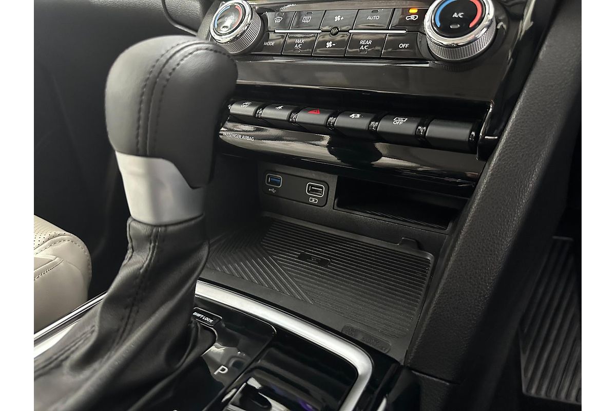 2024 Mahindra XUV700 AX7L