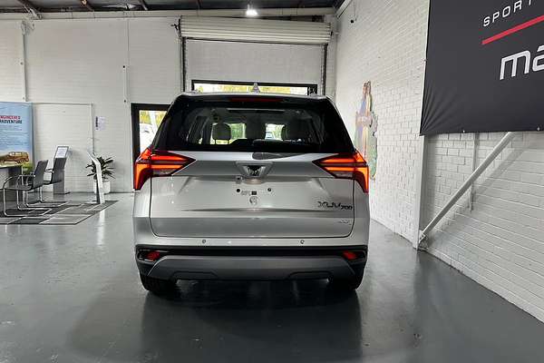 2023 Mahindra XUV700 AX7L