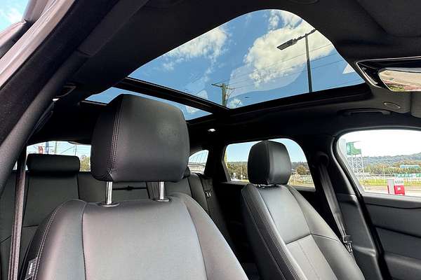 2023 Land Rover Range Rover Velar P250 Dynamic SE L560