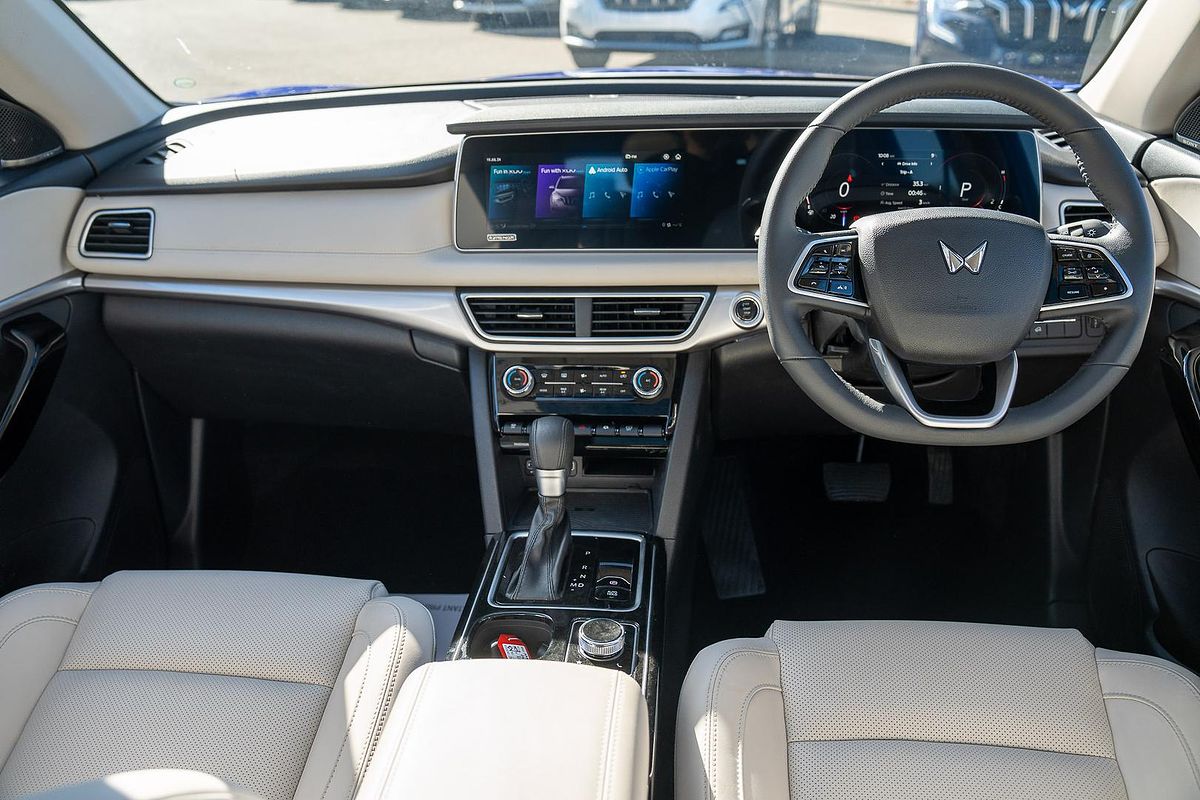 2024 Mahindra XUV700 AX7L