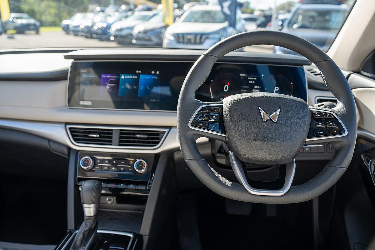 2024 Mahindra XUV700 AX7L