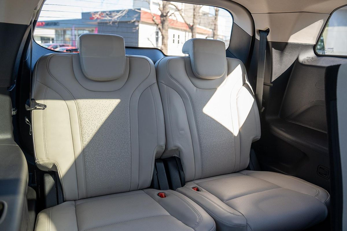 2024 Mahindra XUV700 AX7L