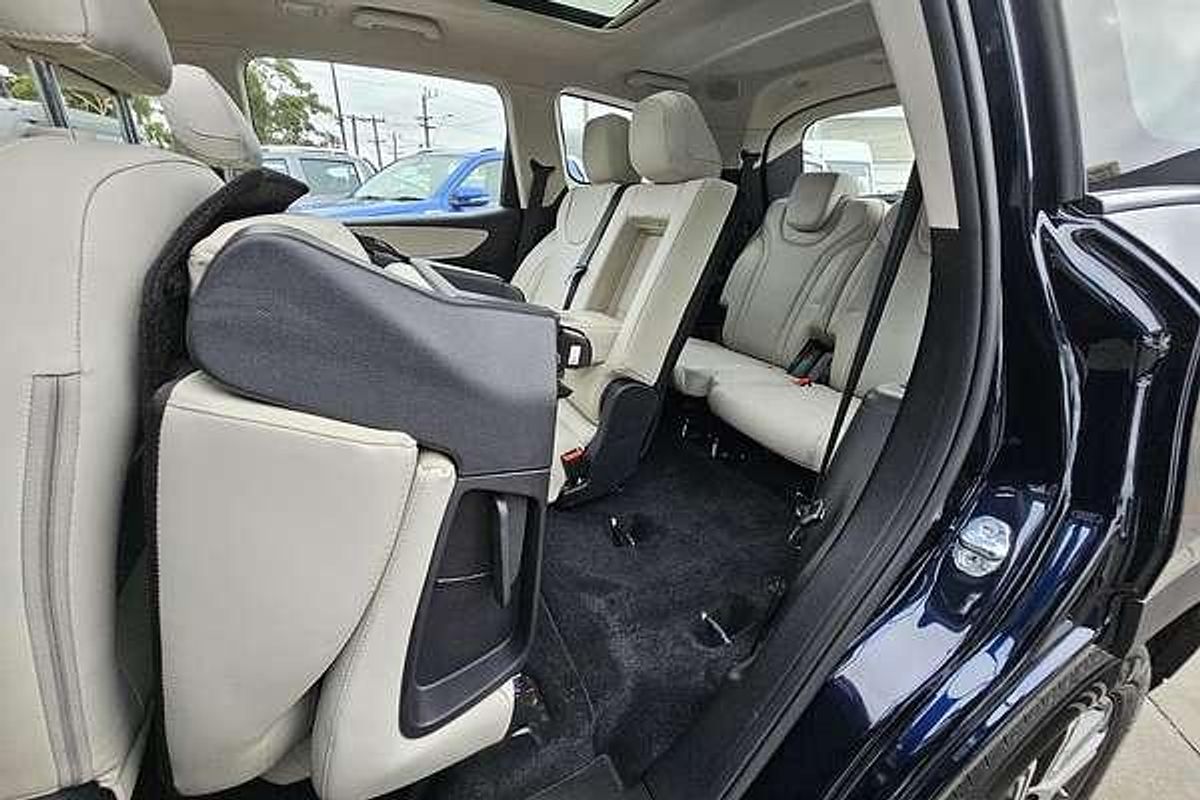 2024 Mahindra XUV700 AX7