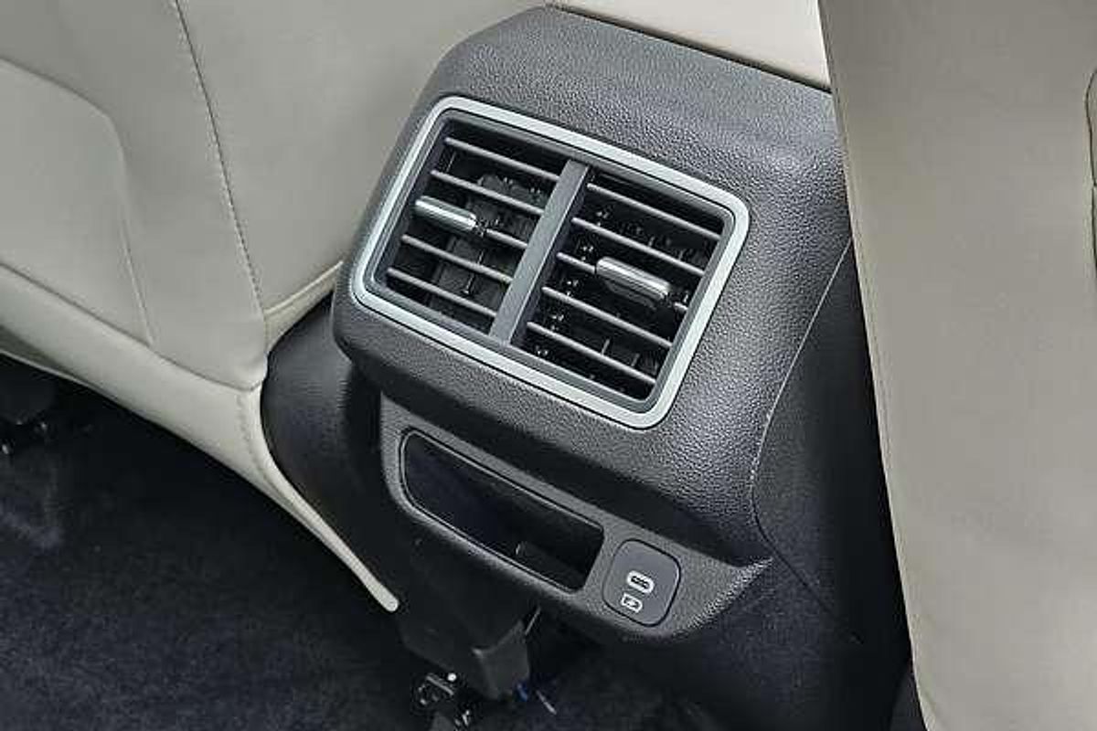 2024 Mahindra XUV700 AX7