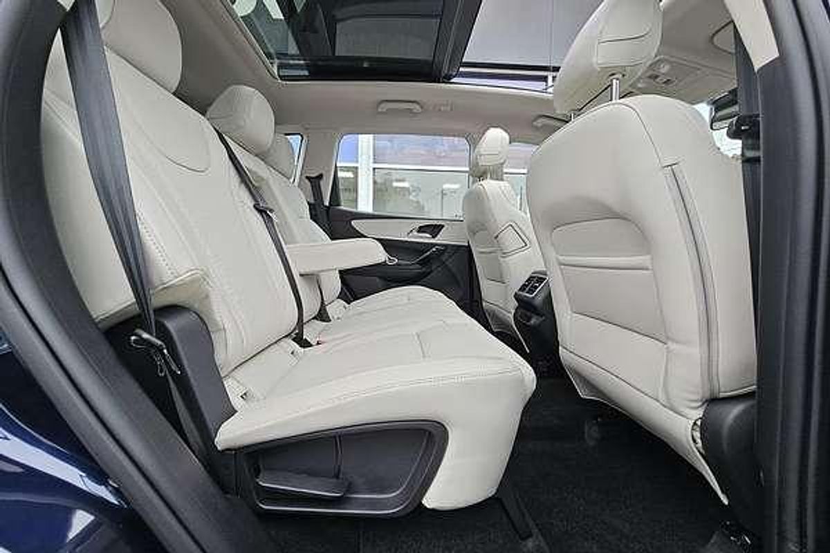 2024 Mahindra XUV700 AX7