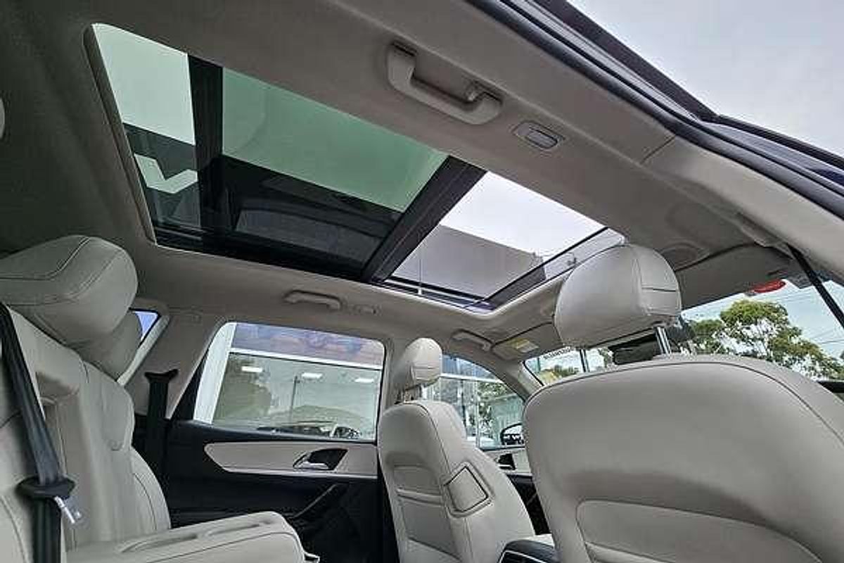 2024 Mahindra XUV700 AX7