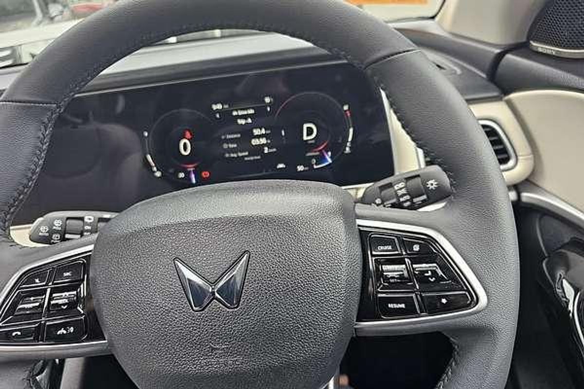 2024 Mahindra XUV700 AX7