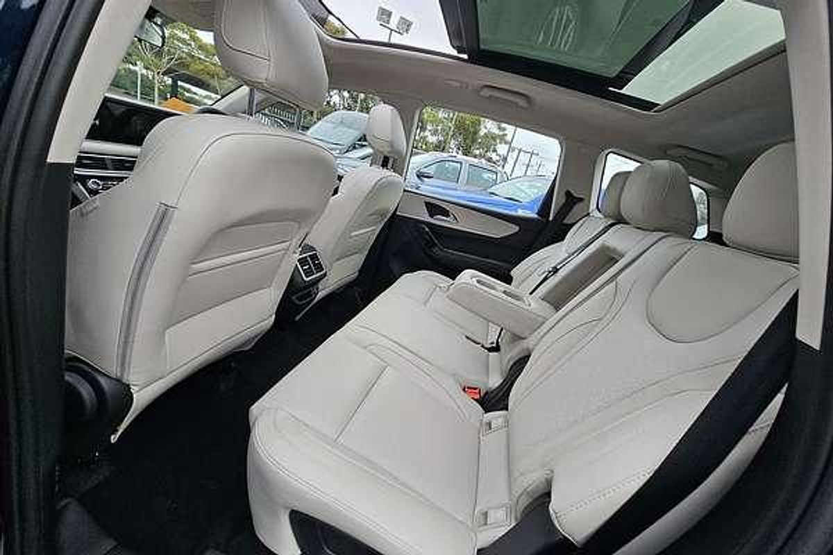 2024 Mahindra XUV700 AX7