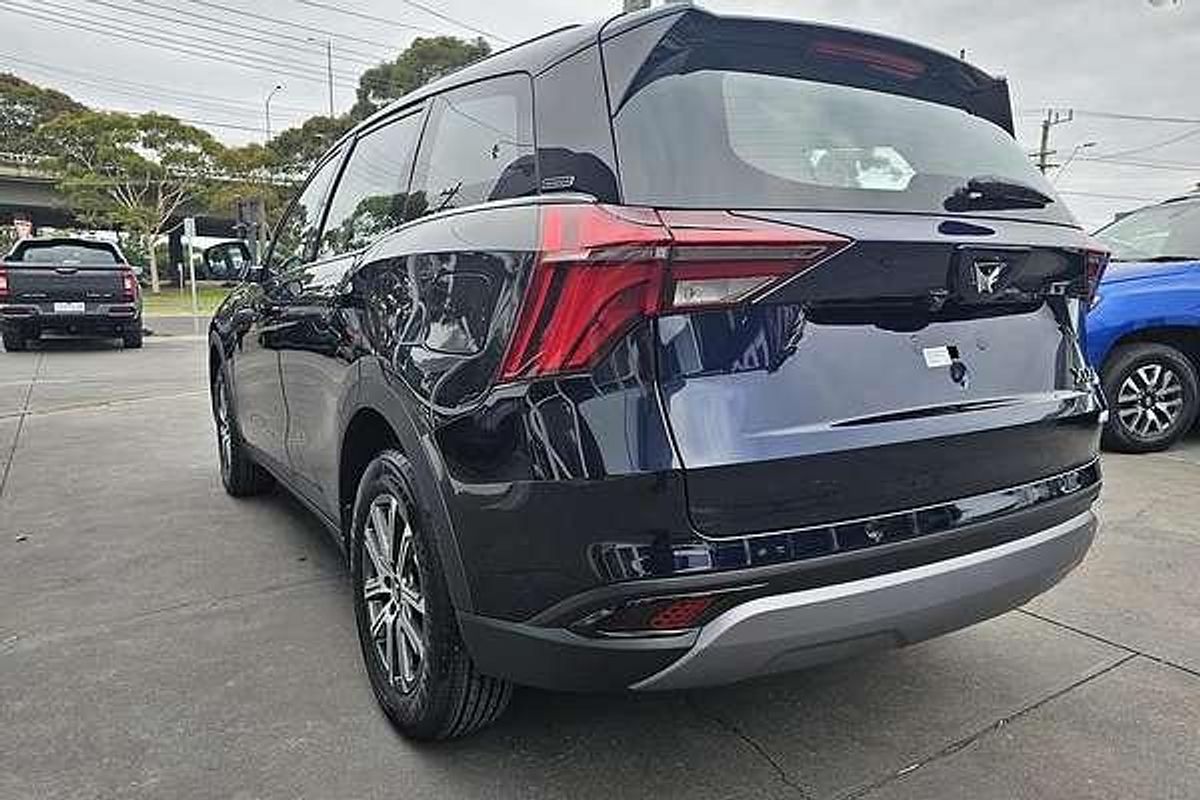 2024 Mahindra XUV700 AX7L