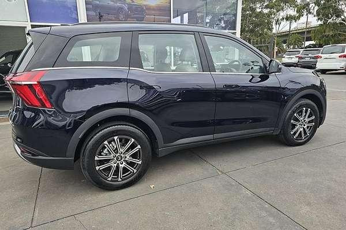 2024 Mahindra XUV700 AX7L