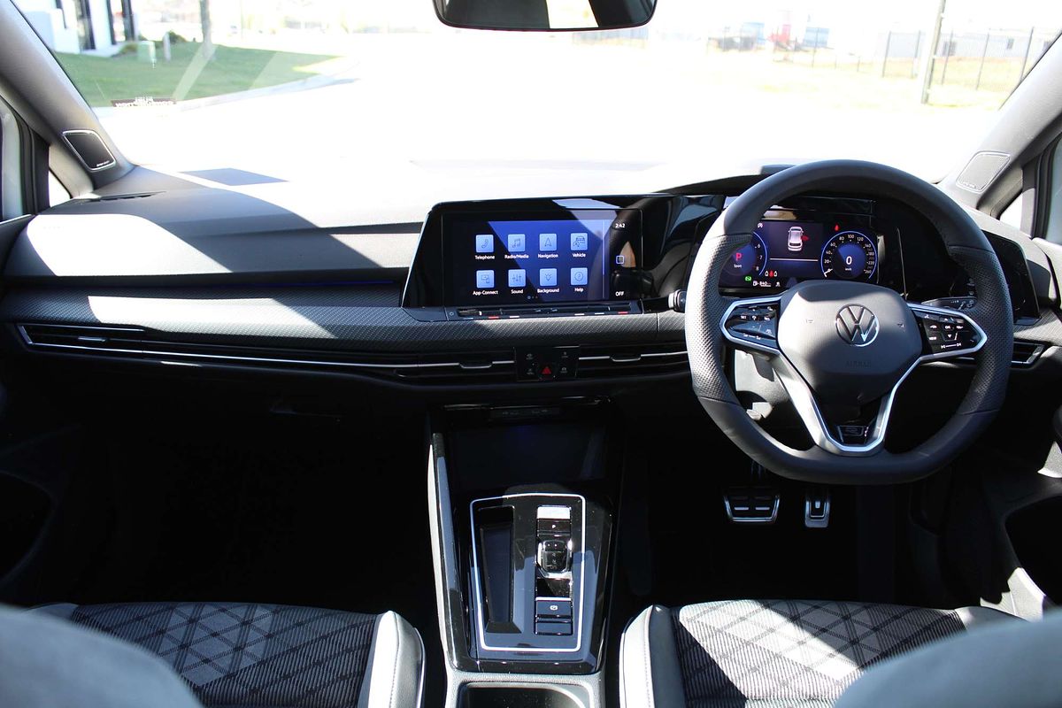 2024 Volkswagen Golf 110TSI R-Line 8