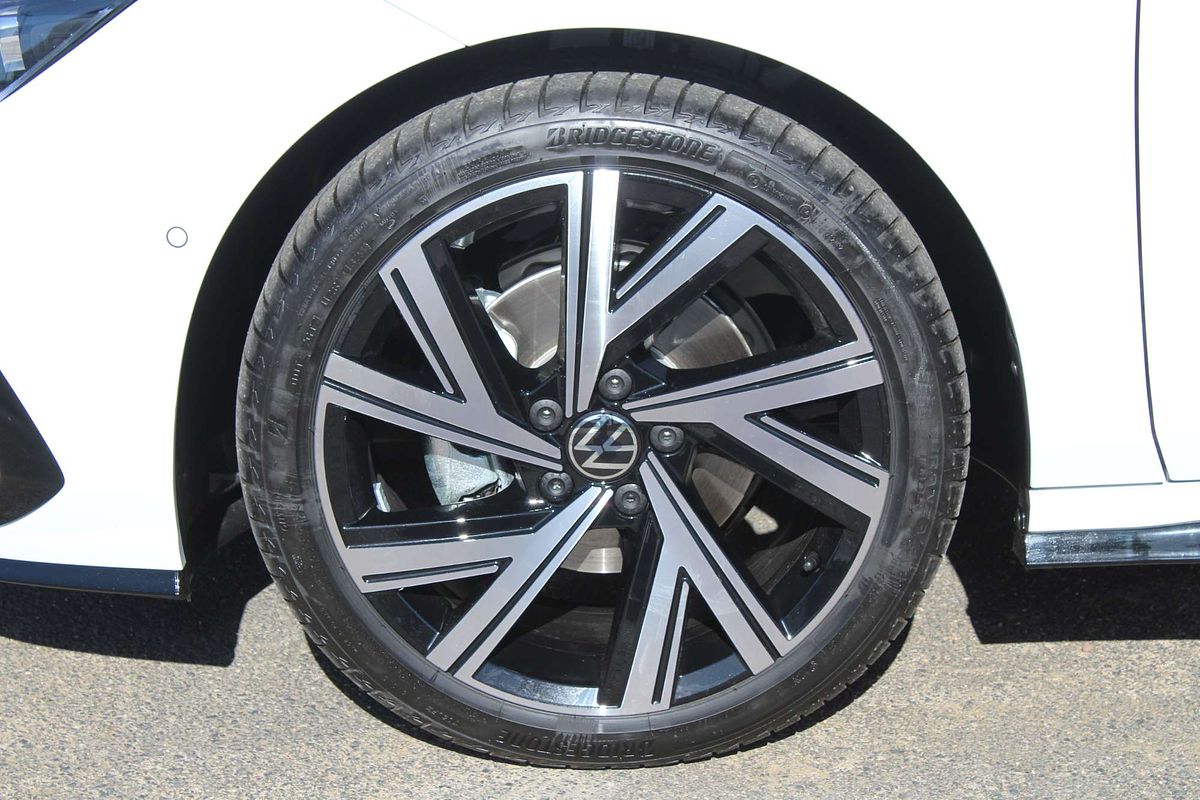 2024 Volkswagen Golf 110TSI R-Line 8