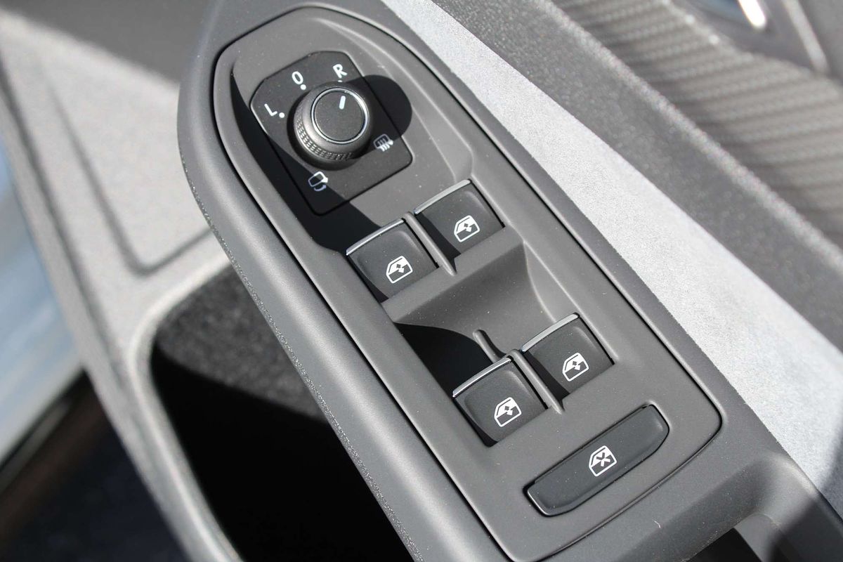 2024 Volkswagen Golf 110TSI R-Line 8