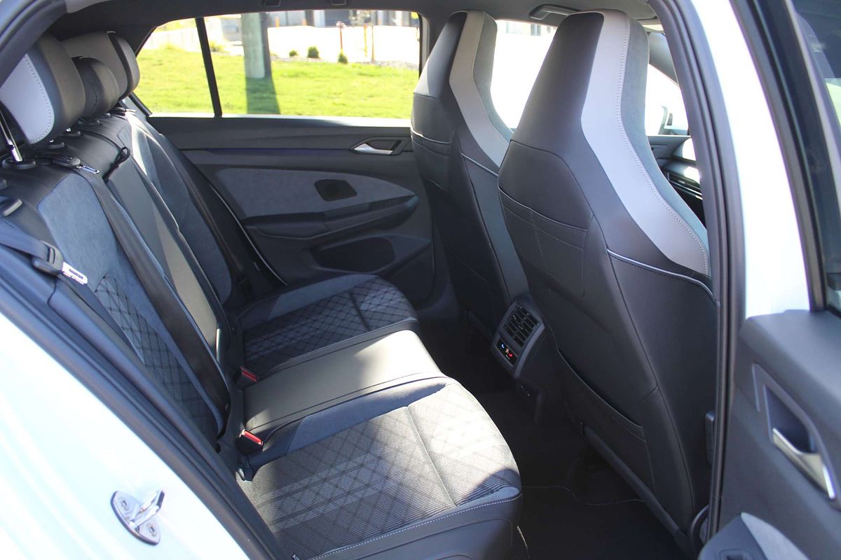 2024 Volkswagen Golf 110TSI R-Line 8