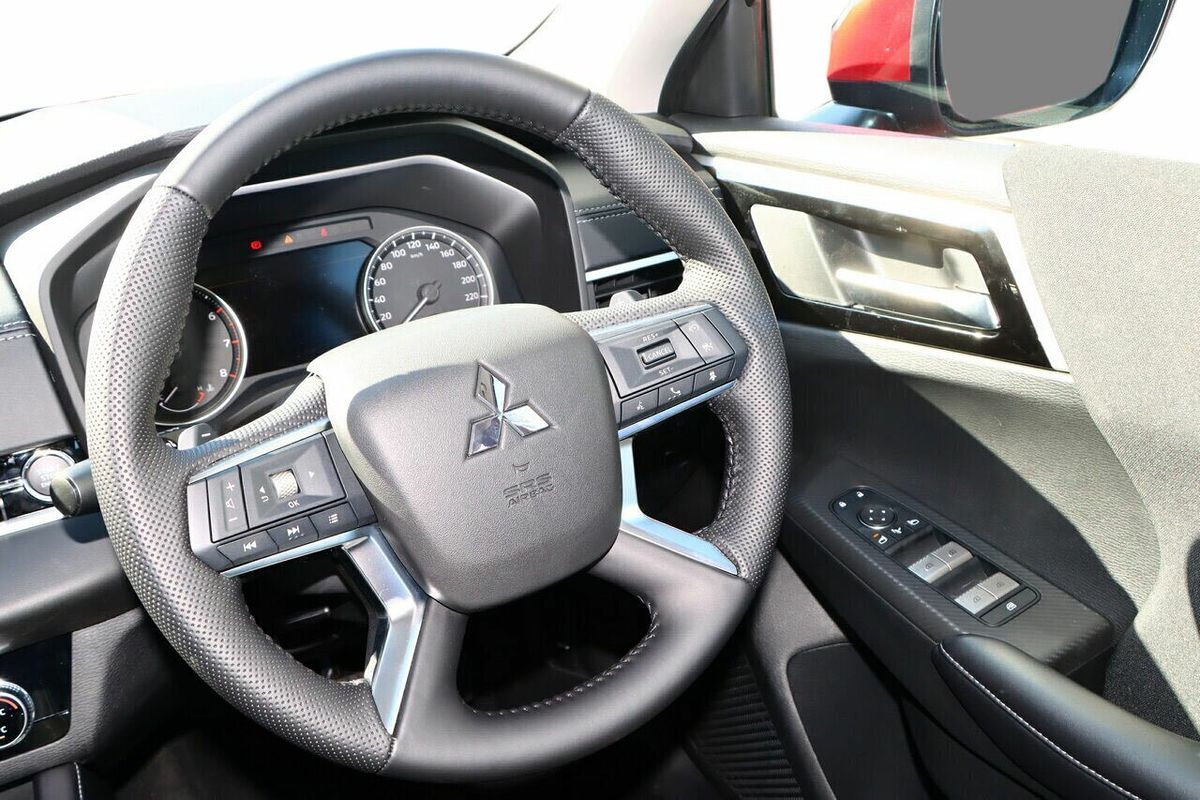 2024 Mitsubishi Outlander LS ZM