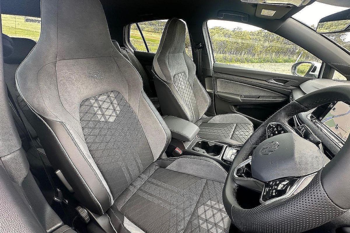 2024 Volkswagen Golf 110TSI R-Line 8