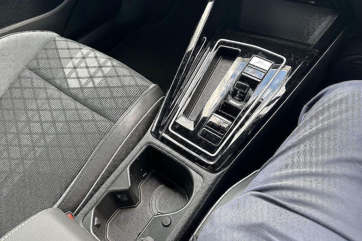 2024 Volkswagen Golf 110TSI R-Line 8
