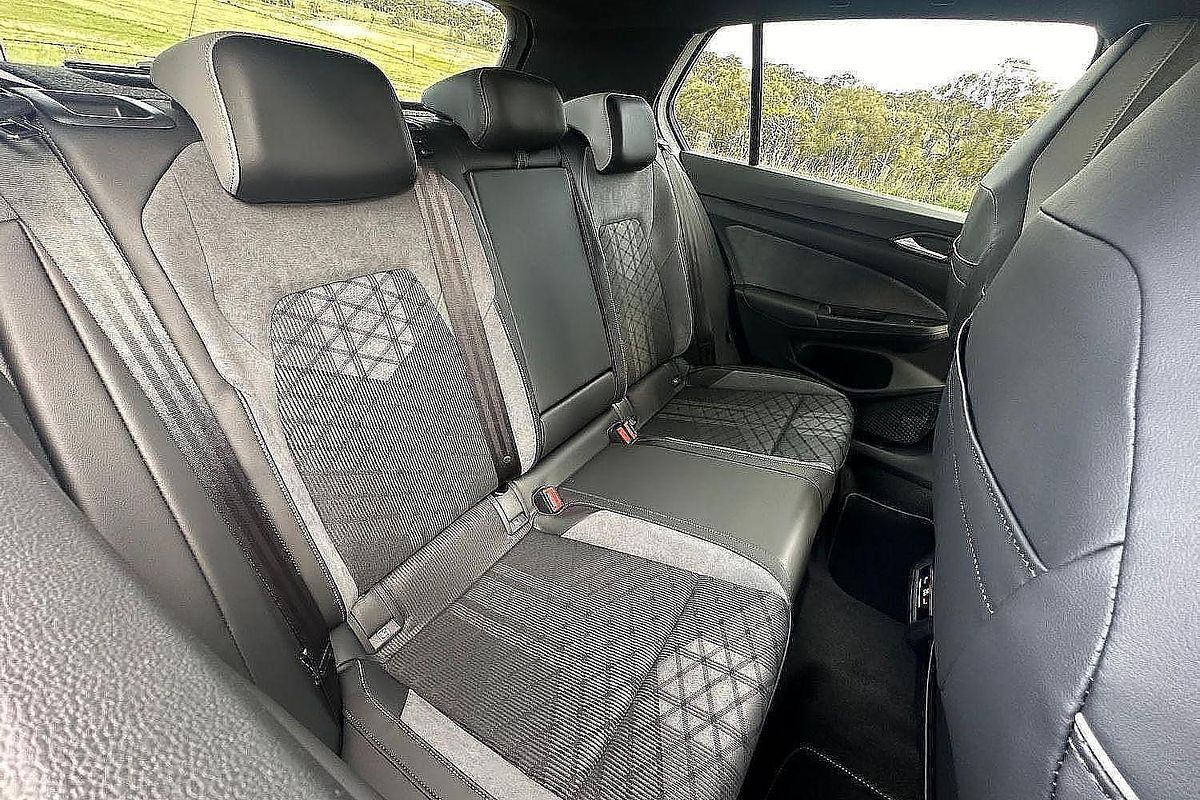 2024 Volkswagen Golf 110TSI R-Line 8
