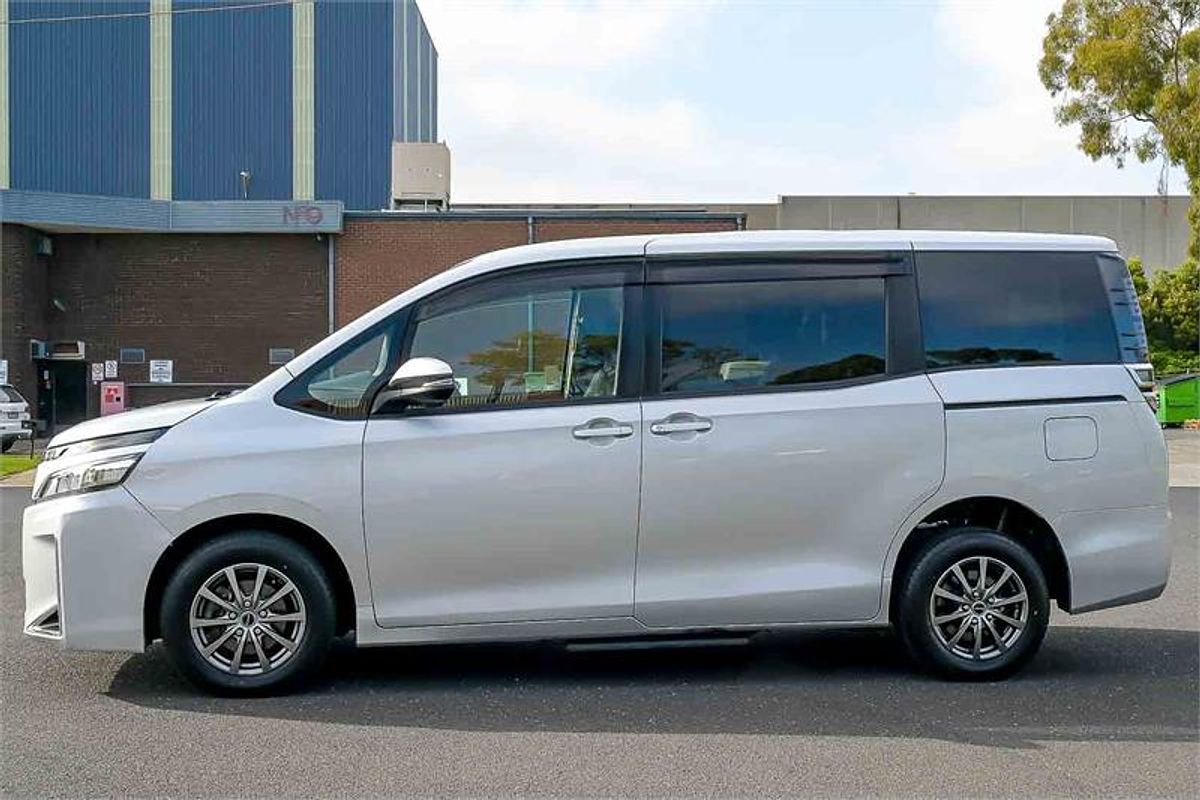 2018 Toyota Voxy 4WD ZRR85