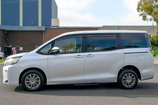 2018 Toyota Voxy 4WD ZRR85