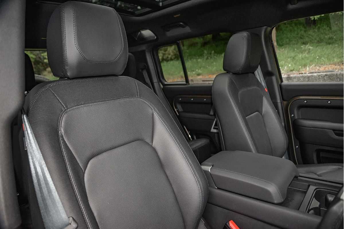 2023 Land Rover Defender 110 P400 X-Dynamic SE L663