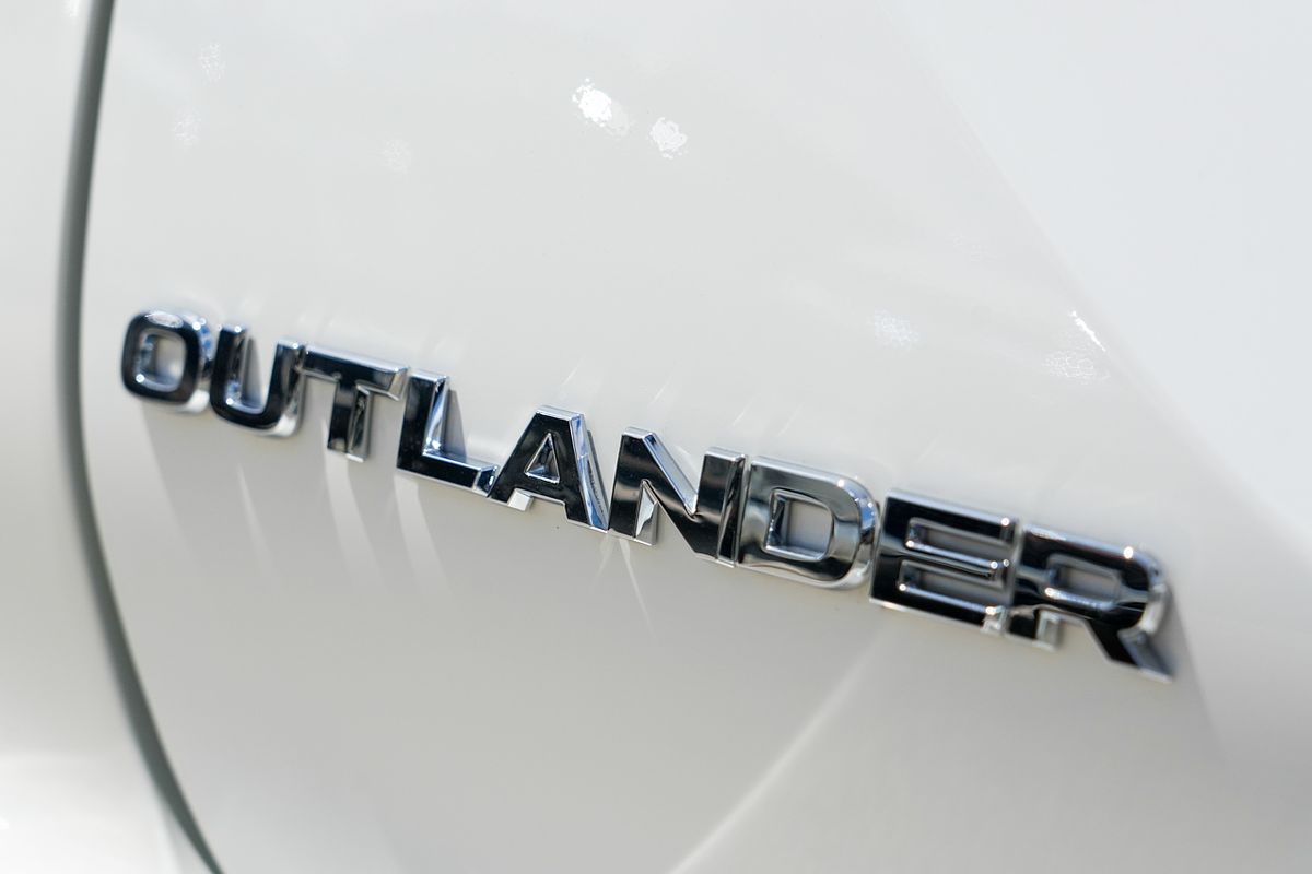 2023 Mitsubishi Outlander LS ZM