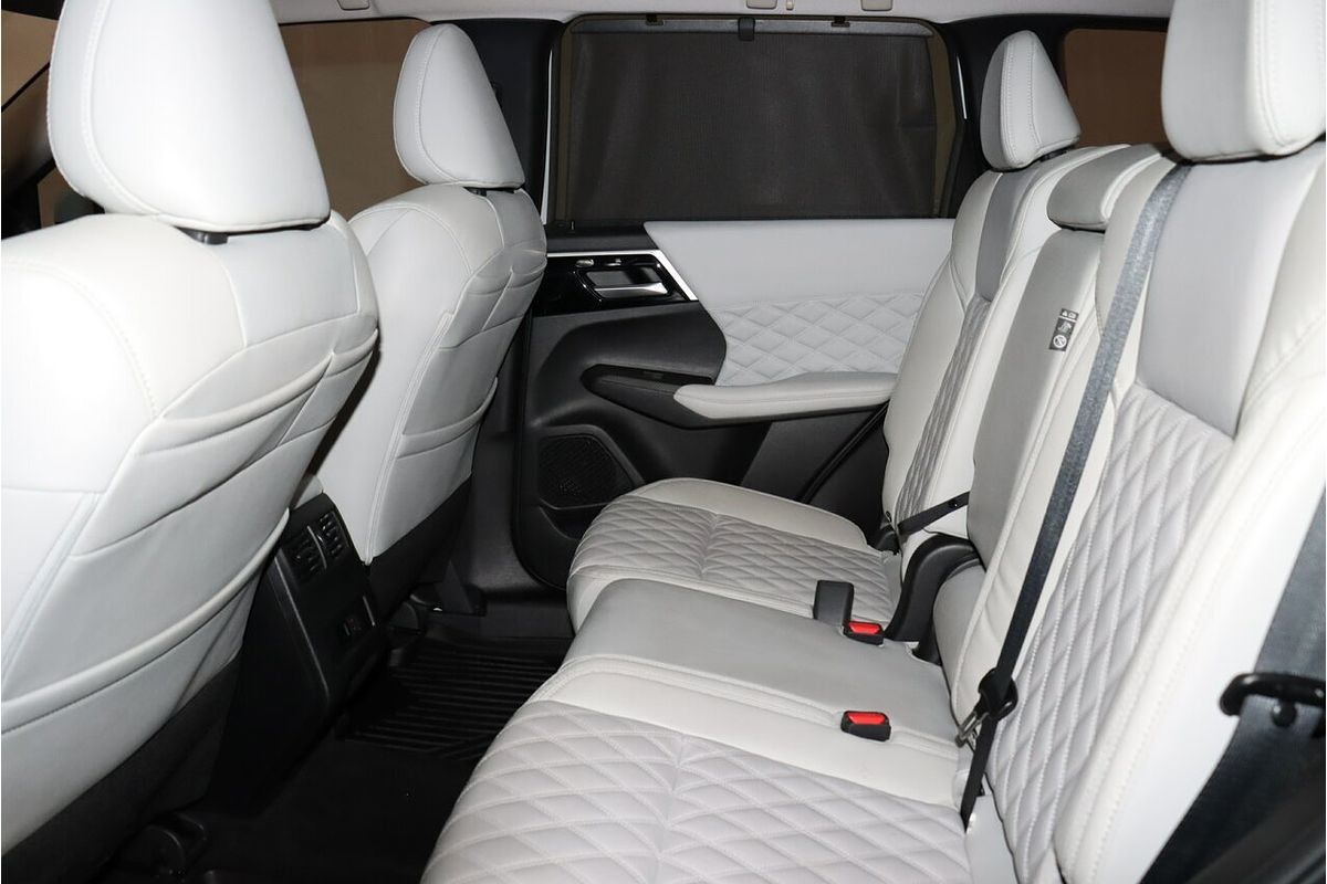 2023 Mitsubishi Outlander Exceed ZM