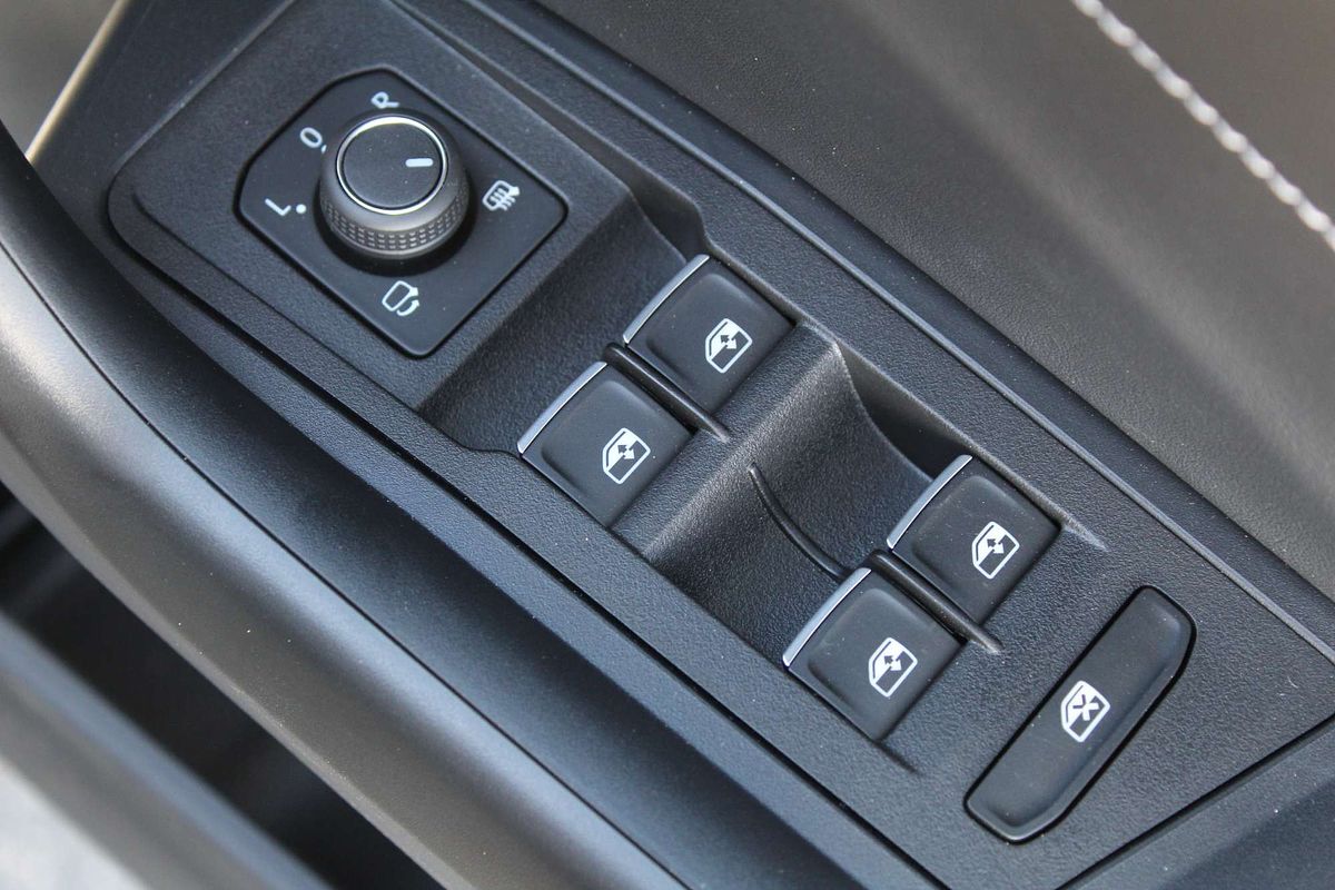 2024 Volkswagen T-Roc 140TSI R-Line D11